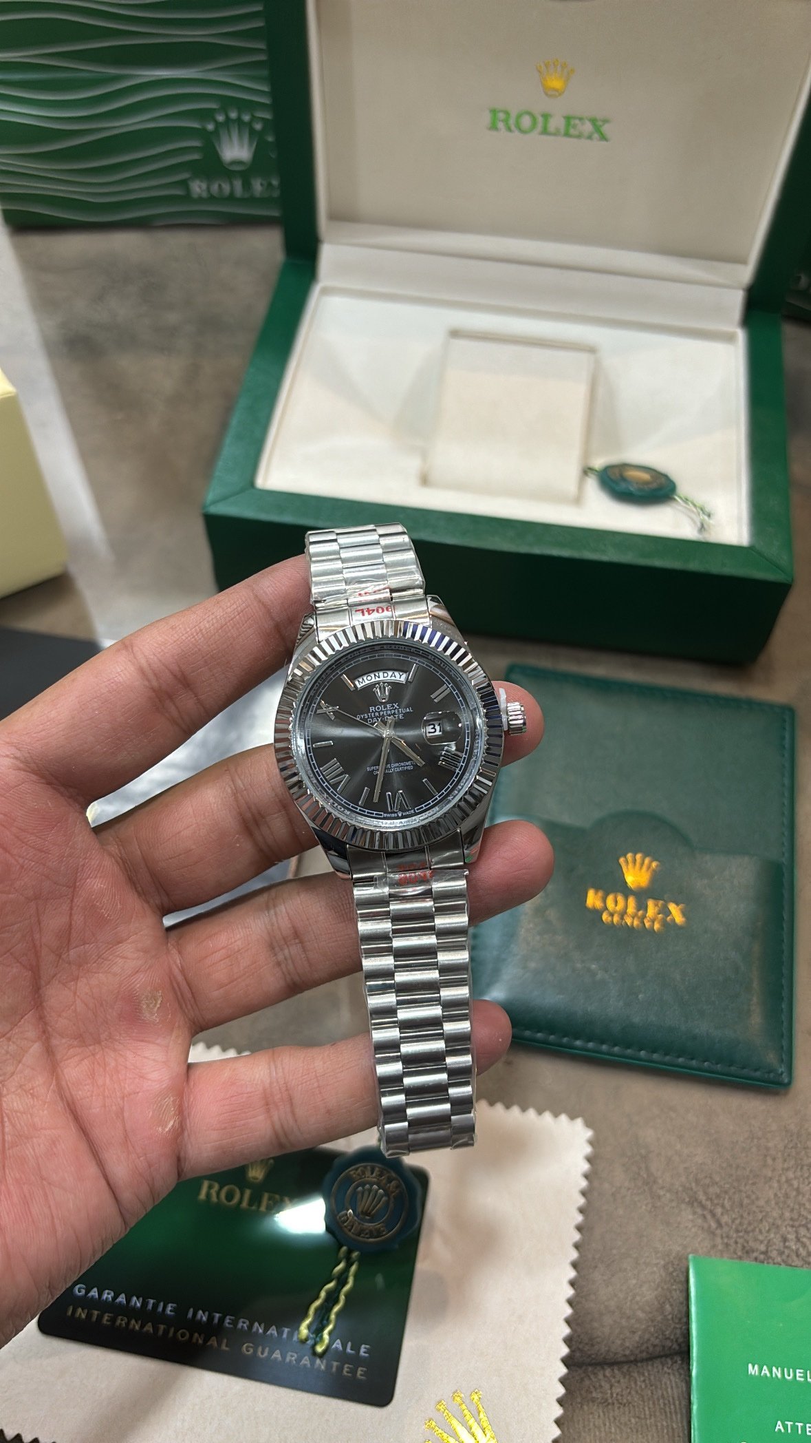 ROLEX OYSTER PERPETUAL DAY DATE - Image 3