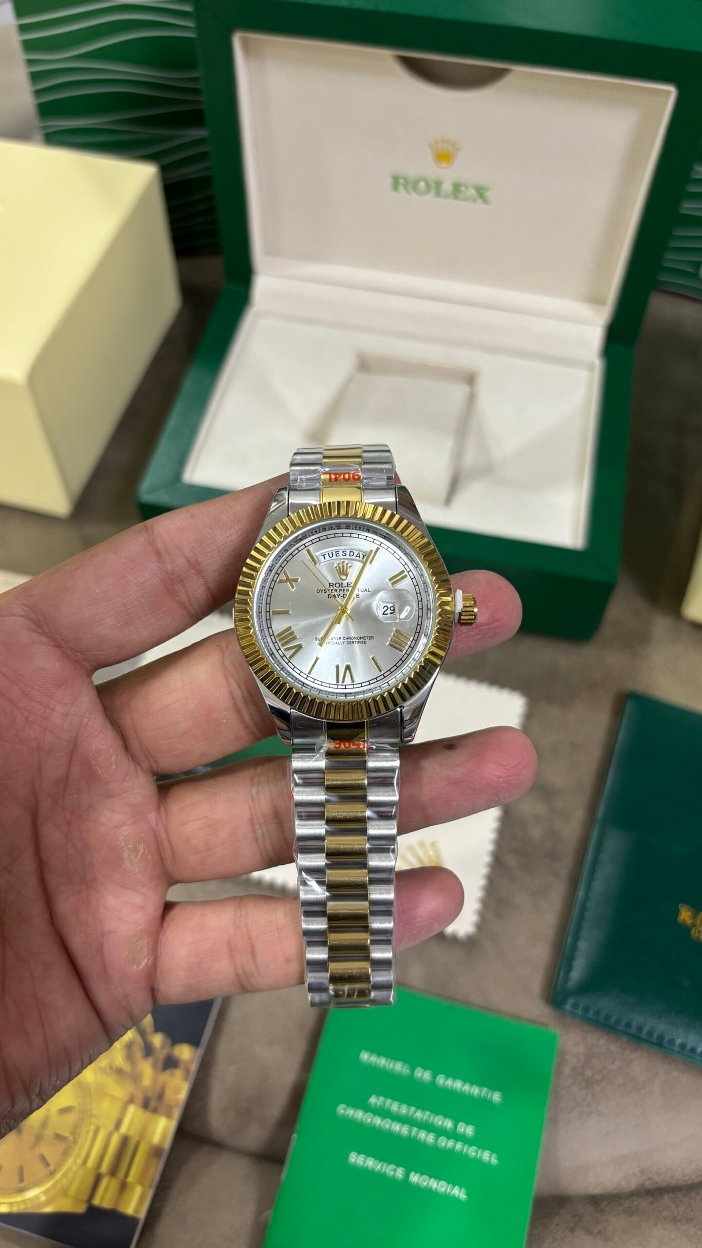 ROLEX OYSTER PERPETUAL DAY DATE - Image 4